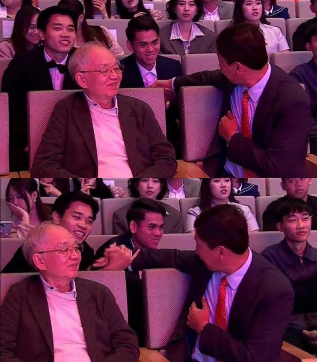 Bắt trọn &aacute;nh mắt rưng rưng tự h&agrave;o của HLV Kim Sang-sik khi Đ&igrave;nh Bắc, Khuất Văn Khang được vinh danh- Ảnh 1.