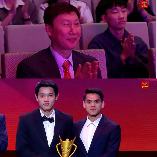 Bắt trọn &aacute;nh mắt rưng rưng tự h&agrave;o của HLV Kim Sang-sik khi Đ&igrave;nh Bắc, Khuất Văn Khang được vinh danh- Ảnh 2.