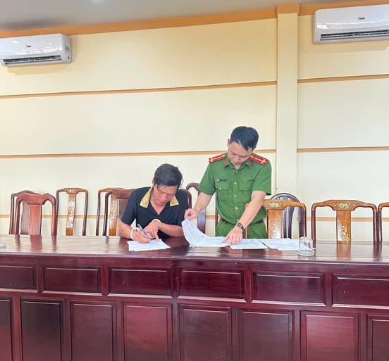 Ra quyết định bắt tạm giam nh&acirc;n vi&ecirc;n giao h&agrave;ng Cao Tấn Ph&aacute;t - Ảnh 1.