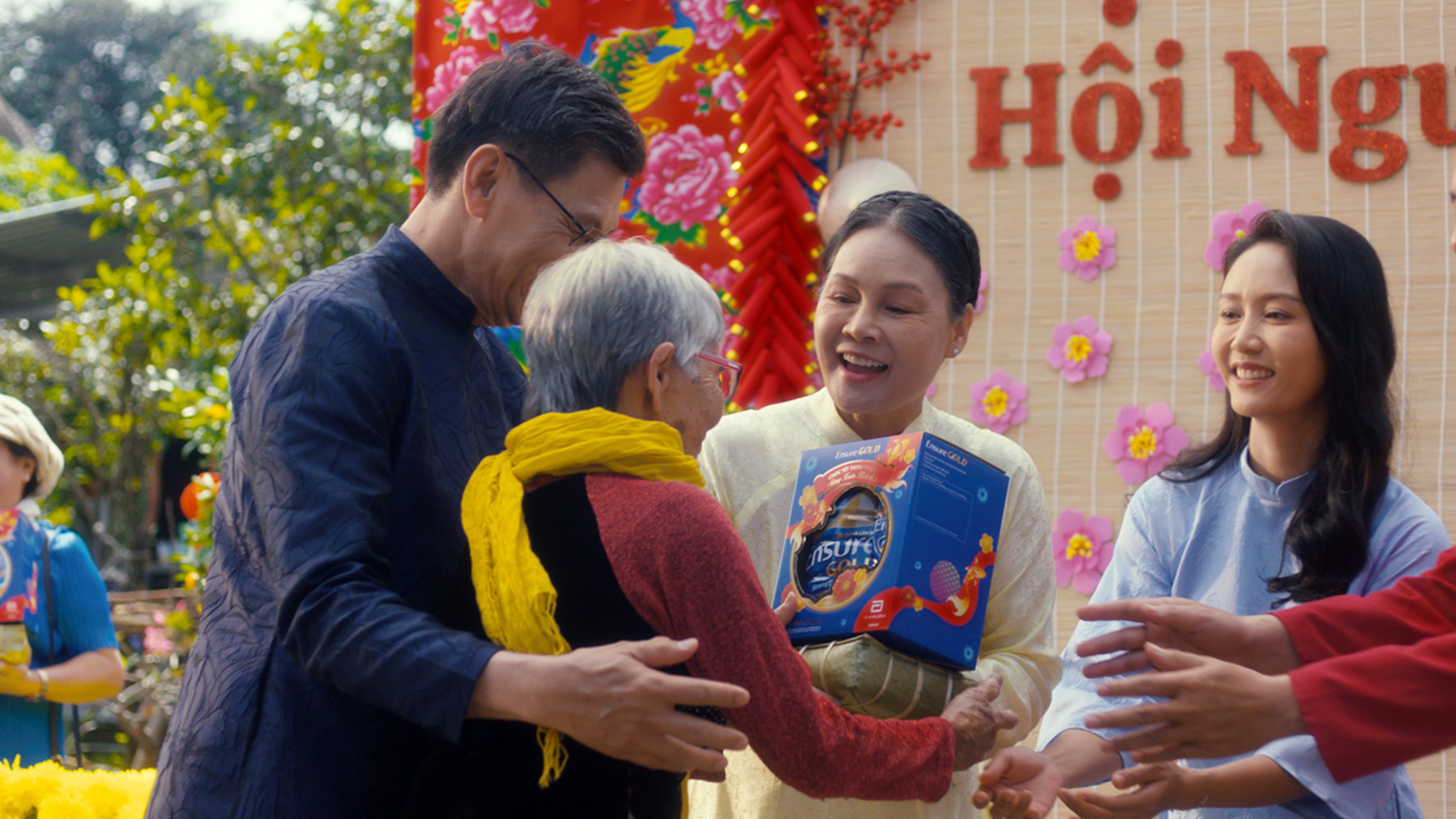 H&agrave;nh trang mang về cho cha mẹ m&ugrave;a Tết - Ảnh 2.