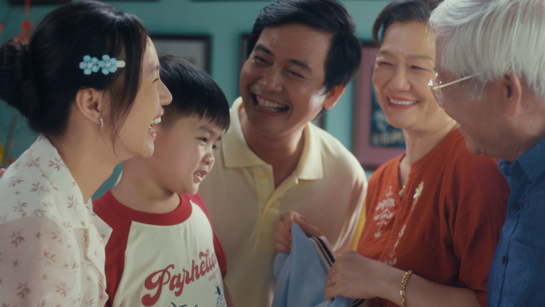 H&agrave;nh trang mang về cho cha mẹ m&ugrave;a Tết - Ảnh 3.