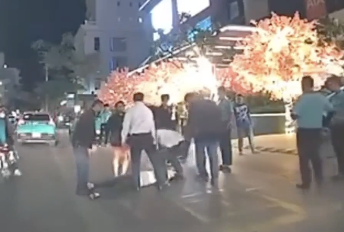 Tài xế Grab bị đấm gục tại Gold Coast Nha Trang: Nguyên nhân và diễn biến vụ việc - Ảnh 1.