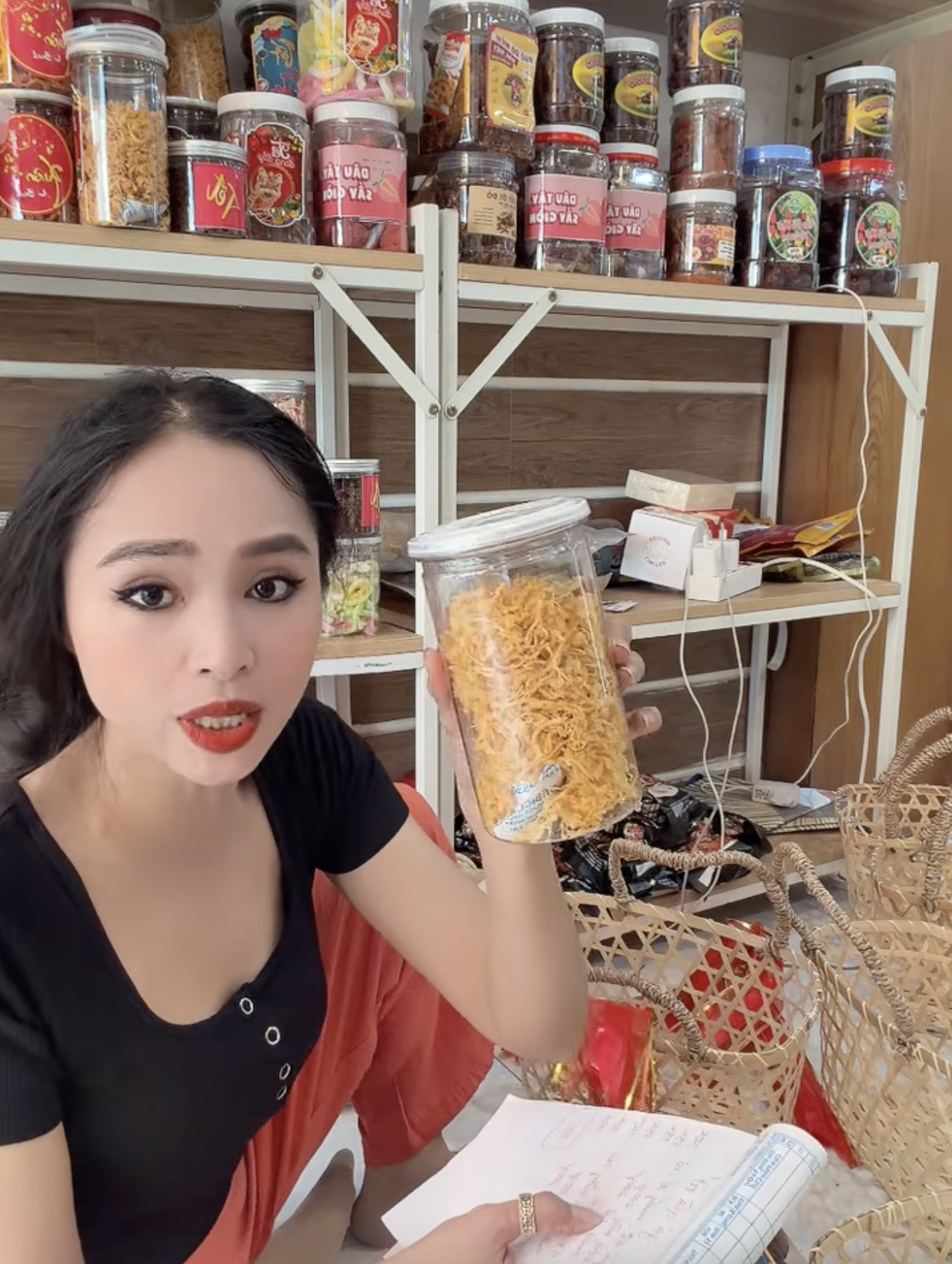 Drama quà Tết 2026 tới: Hồng Loan bán 549k khẳng định hàng công ty, Bích Trâm bán 500k vẫn không quên cà khịa- Ảnh 9.