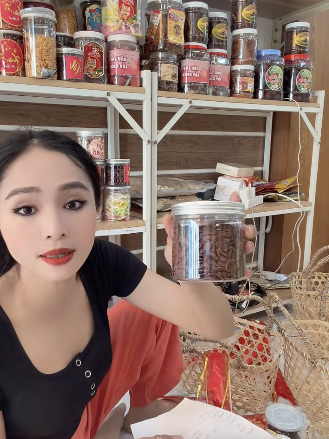 Drama quà Tết 2026 tới: Hồng Loan bán 549k khẳng định hàng công ty, Bích Trâm bán 500k vẫn không quên cà khịa- Ảnh 14.