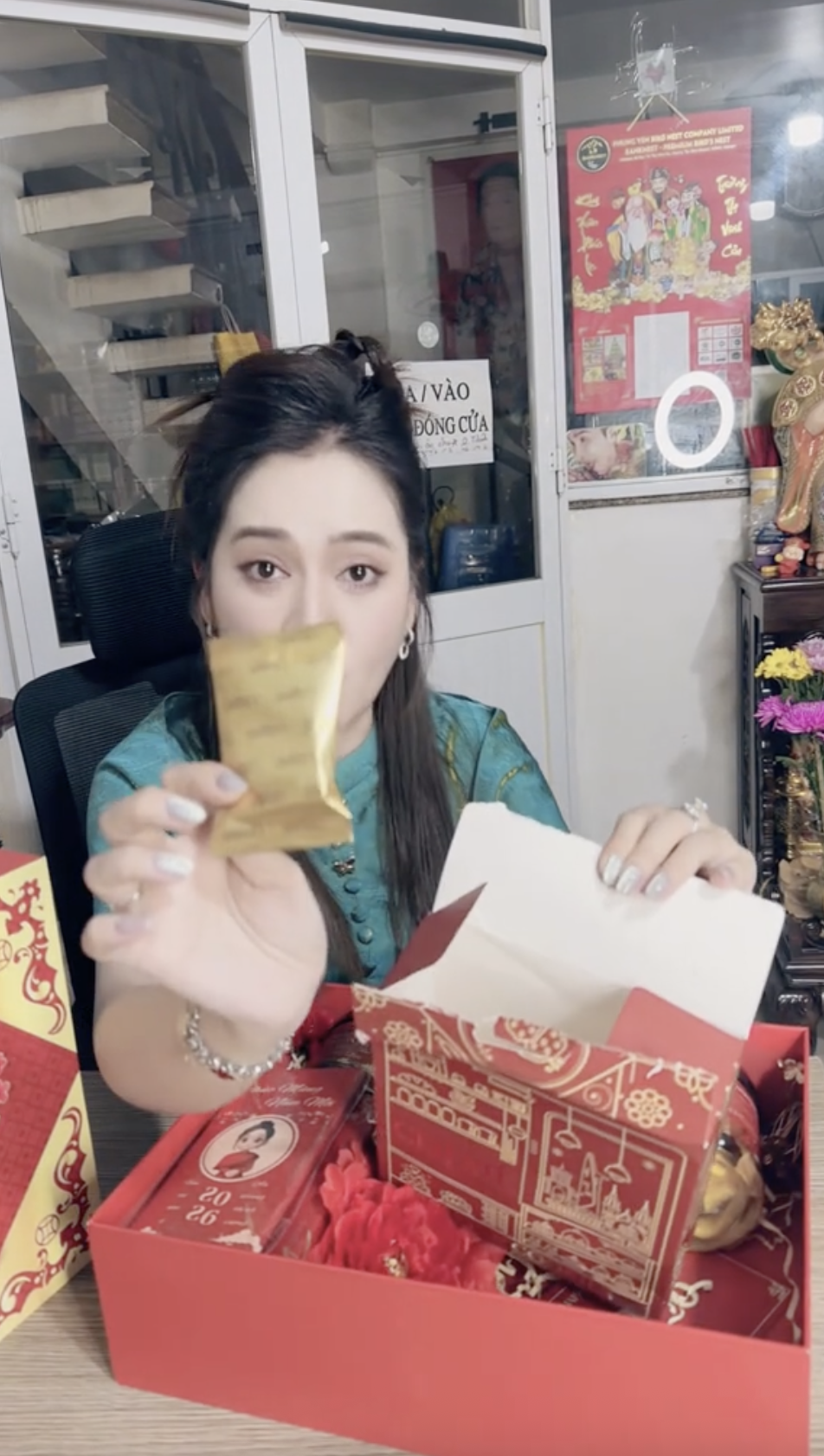 Drama quà Tết 2026 tới: Hồng Loan bán 549k khẳng định hàng công ty, Bích Trâm bán 500k vẫn không quên cà khịa- Ảnh 2.
