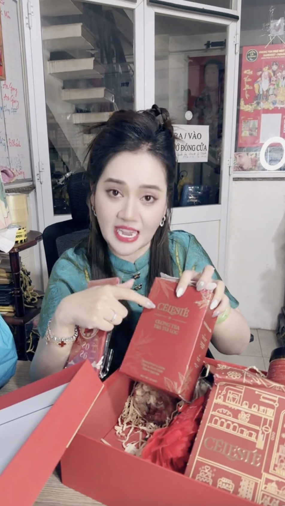 Drama quà Tết 2026 tới: Hồng Loan bán 549k khẳng định hàng công ty, Bích Trâm bán 500k vẫn không quên cà khịa- Ảnh 7.