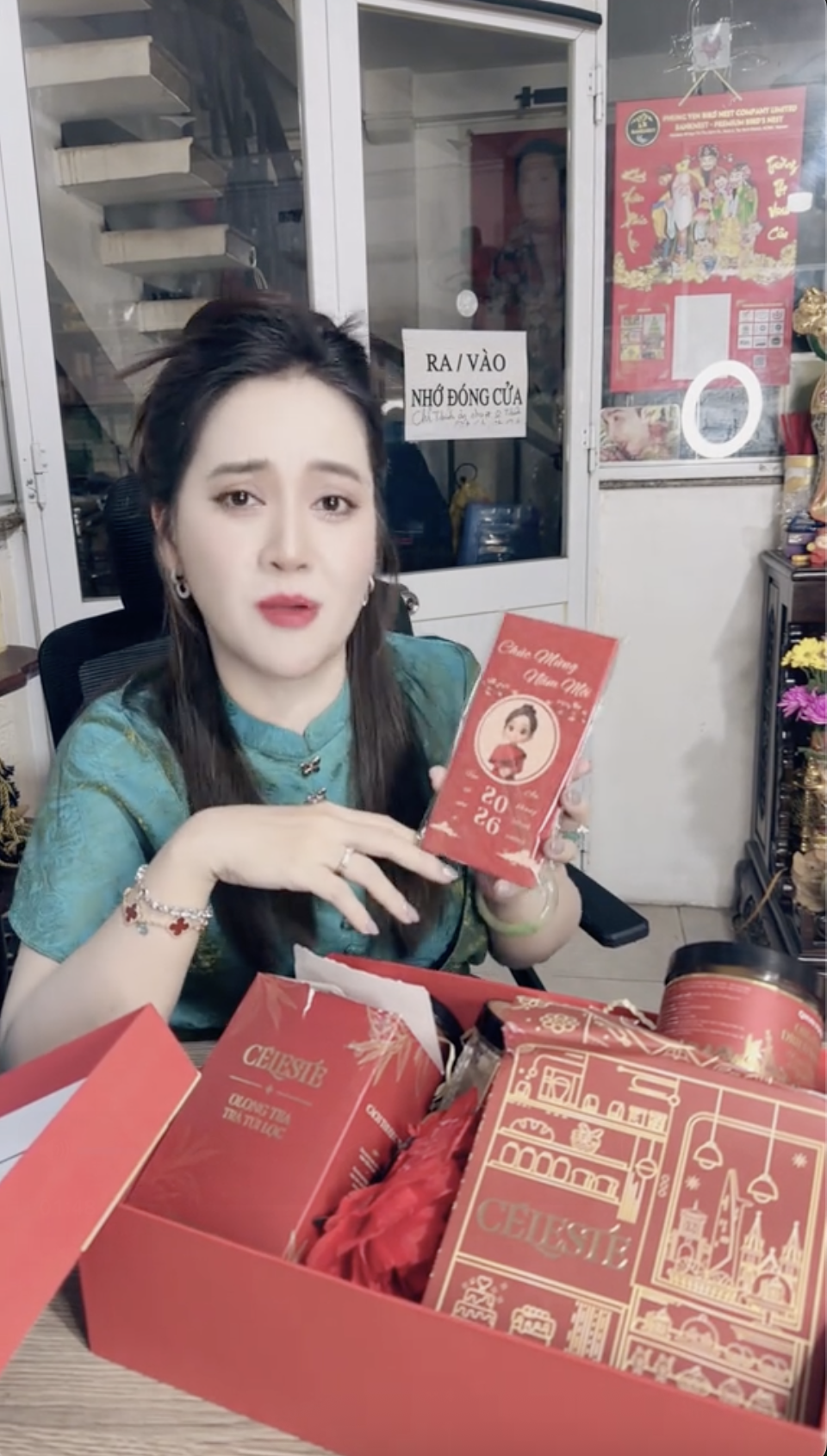 Drama quà Tết 2026 tới: Hồng Loan bán 549k khẳng định hàng công ty, Bích Trâm bán 500k vẫn không quên cà khịa- Ảnh 6.