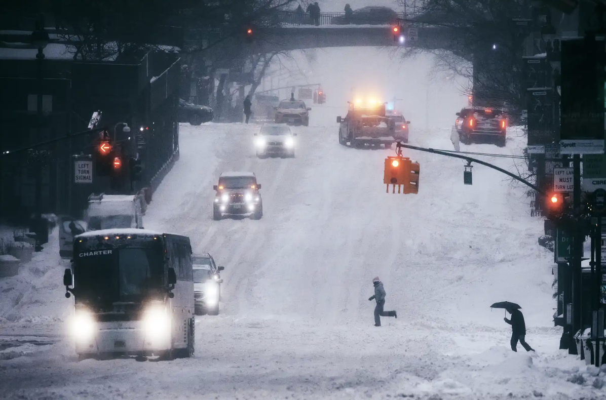 New York: B&atilde;o tuyết lịch sử l&agrave;m 10 người tử vong ngo&agrave;i đường năm 2026 - Ảnh 2.