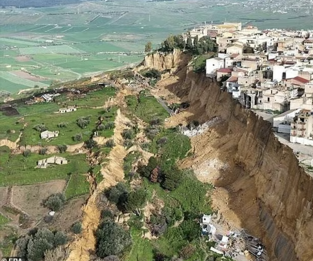 H&igrave;nh ảnh sốc về sạt lở đất ở &Yacute; năm 2026: Hơn 1.500 người d&acirc;n sơ t&aacute;n khẩn cấp - Ảnh 1.