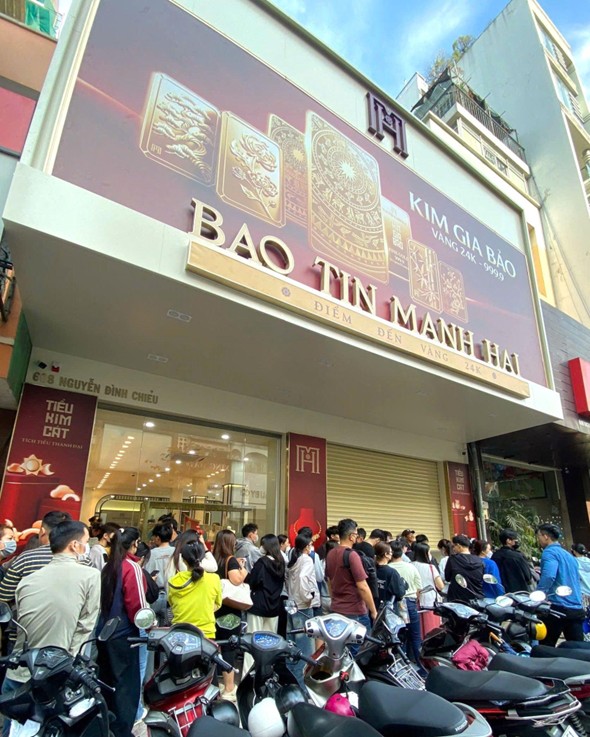 Bảo Tín Mạnh Hải lần đầu có mặt tại TP.HCM: Có gì đặc biệt mà chưa khai trương đã đông nghịt khách?- Ảnh 1.