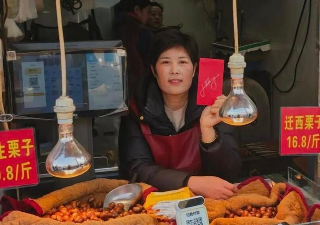 Bắt gặp "Bố gi&agrave; AI" đi chợ c&oacute;c, bốc ăn tr&aacute;i c&acirc;y chưa rửa: Cả khu chợ ngơ ng&aacute;c kh&ocirc;ng biết "Thần t&agrave;i" đang đứng ngay cạnh! - Ảnh 1.