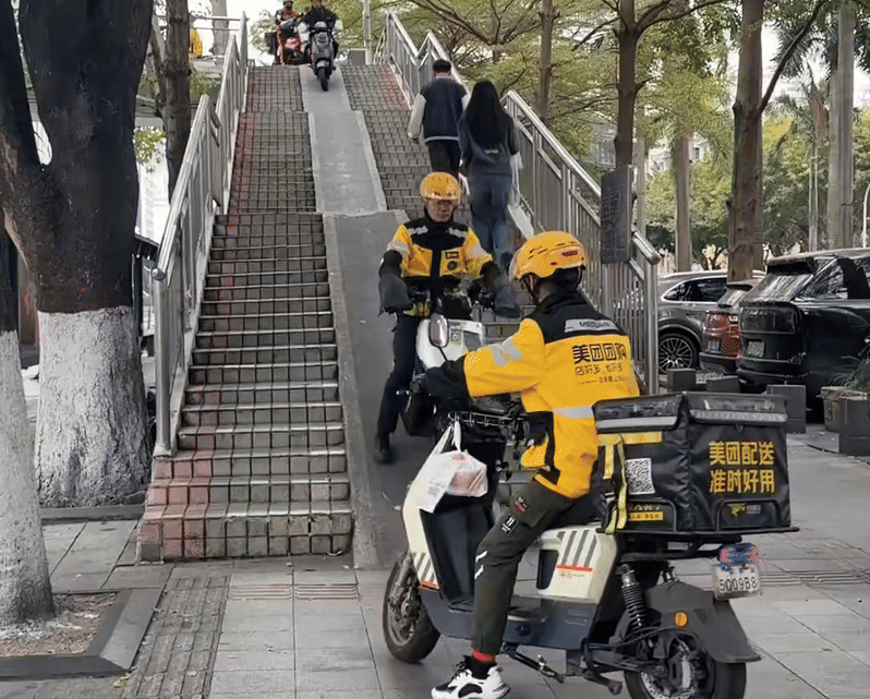 Khách Việt giật mình với cảnh tượng trên đường phố Trung Quốc, nhận xét: "Sao có thể như vậy?" - Ảnh 1.