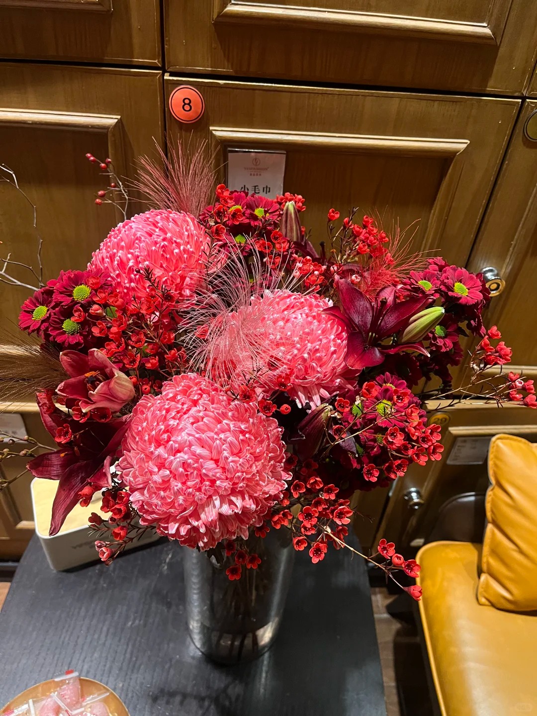 Chi hơn 300k mua cúc mẫu đơn khổng lồ cho phòng khách ngày Tết 2026 - Ảnh 4.