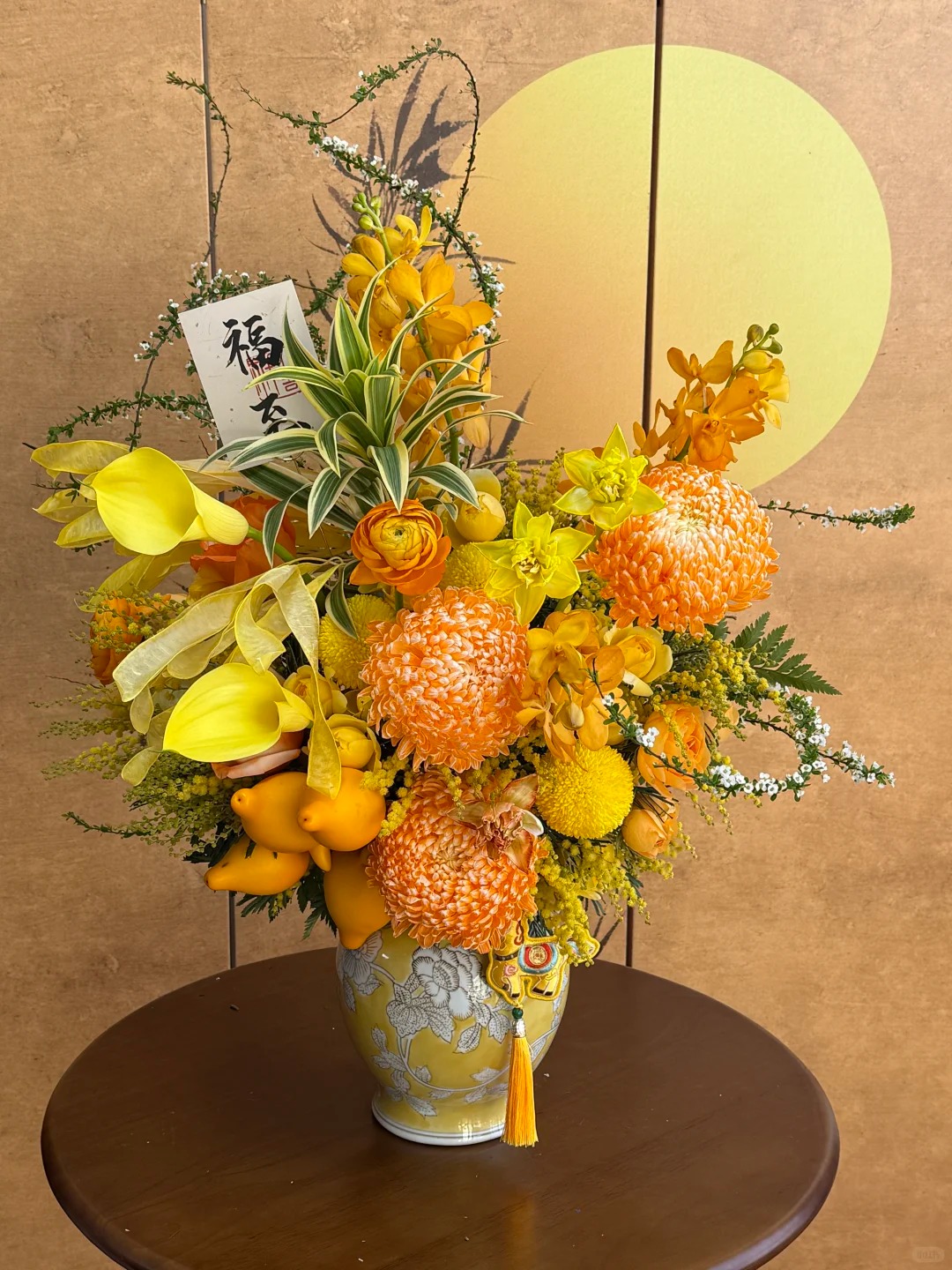 Chi hơn 300k mua cúc mẫu đơn khổng lồ cho phòng khách ngày Tết 2026 - Ảnh 12.