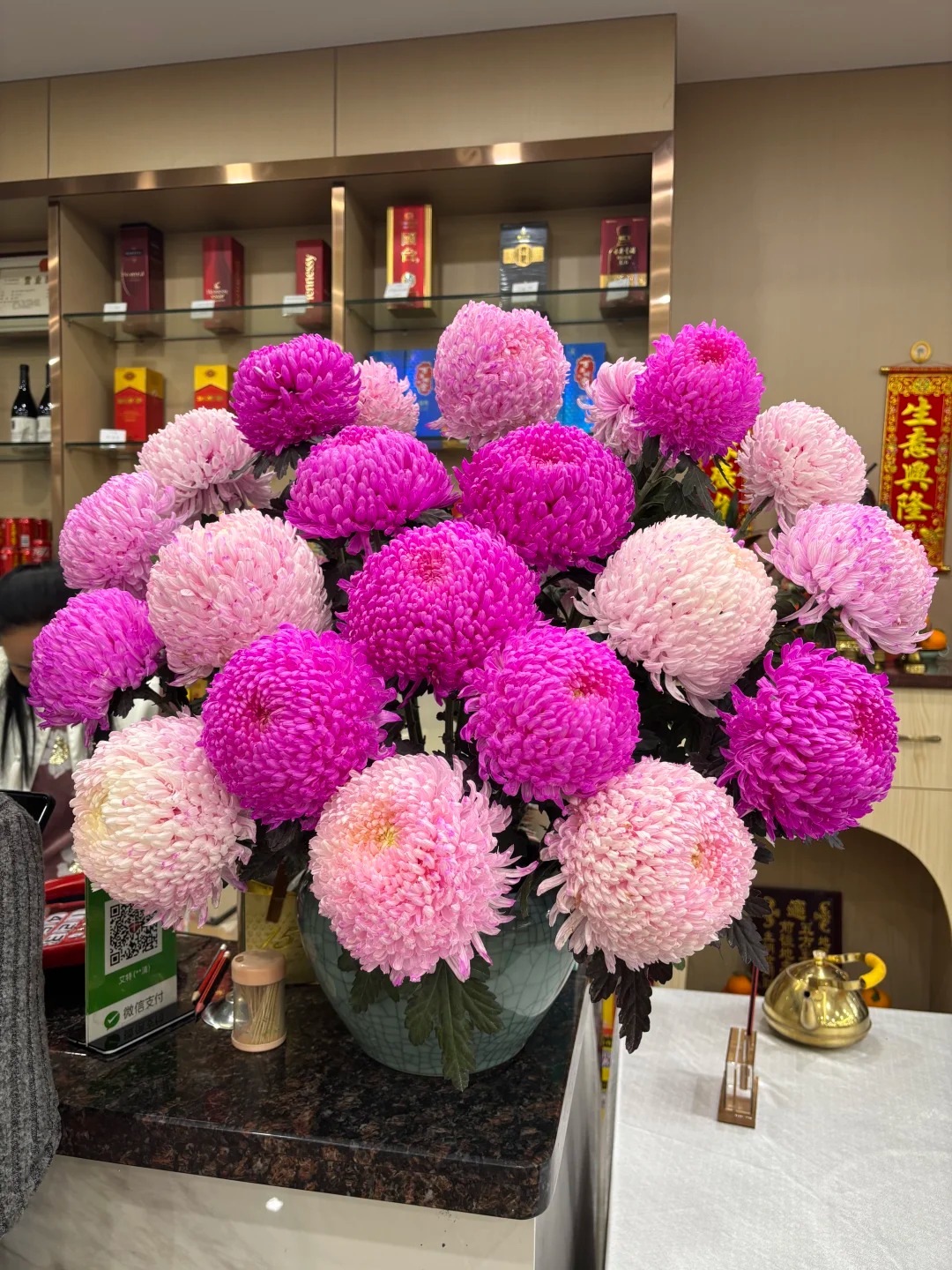 Chi hơn 300k mua cúc mẫu đơn khổng lồ cho phòng khách ngày Tết 2026 - Ảnh 5.