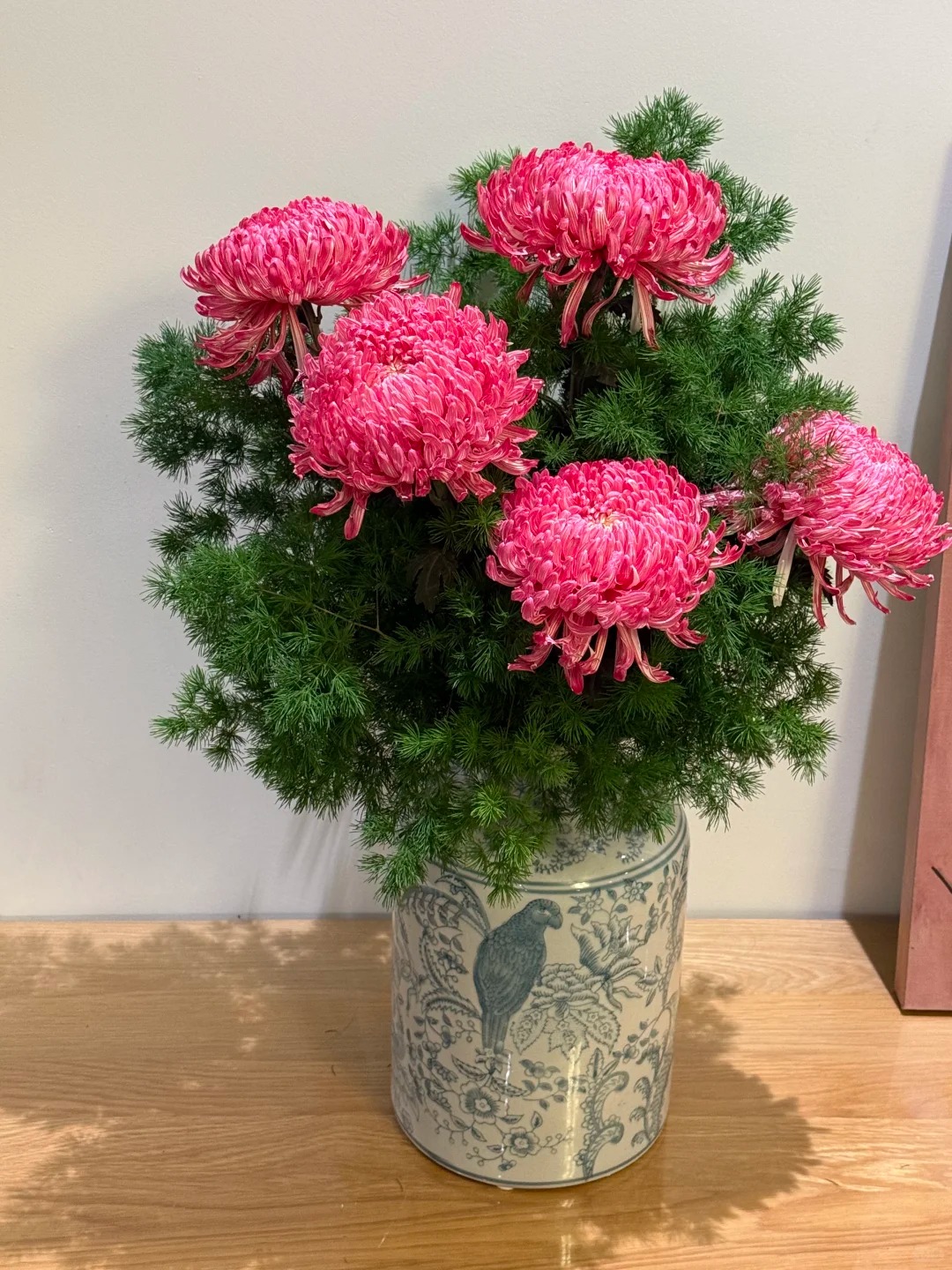 Chi hơn 300k mua cúc mẫu đơn khổng lồ cho phòng khách ngày Tết 2026 - Ảnh 11.