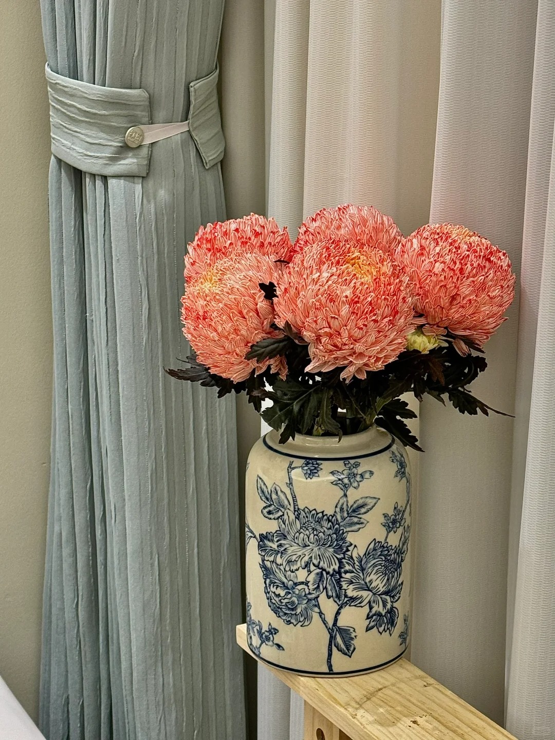 Chi hơn 300k mua cúc mẫu đơn khổng lồ cho phòng khách ngày Tết 2026 - Ảnh 9.