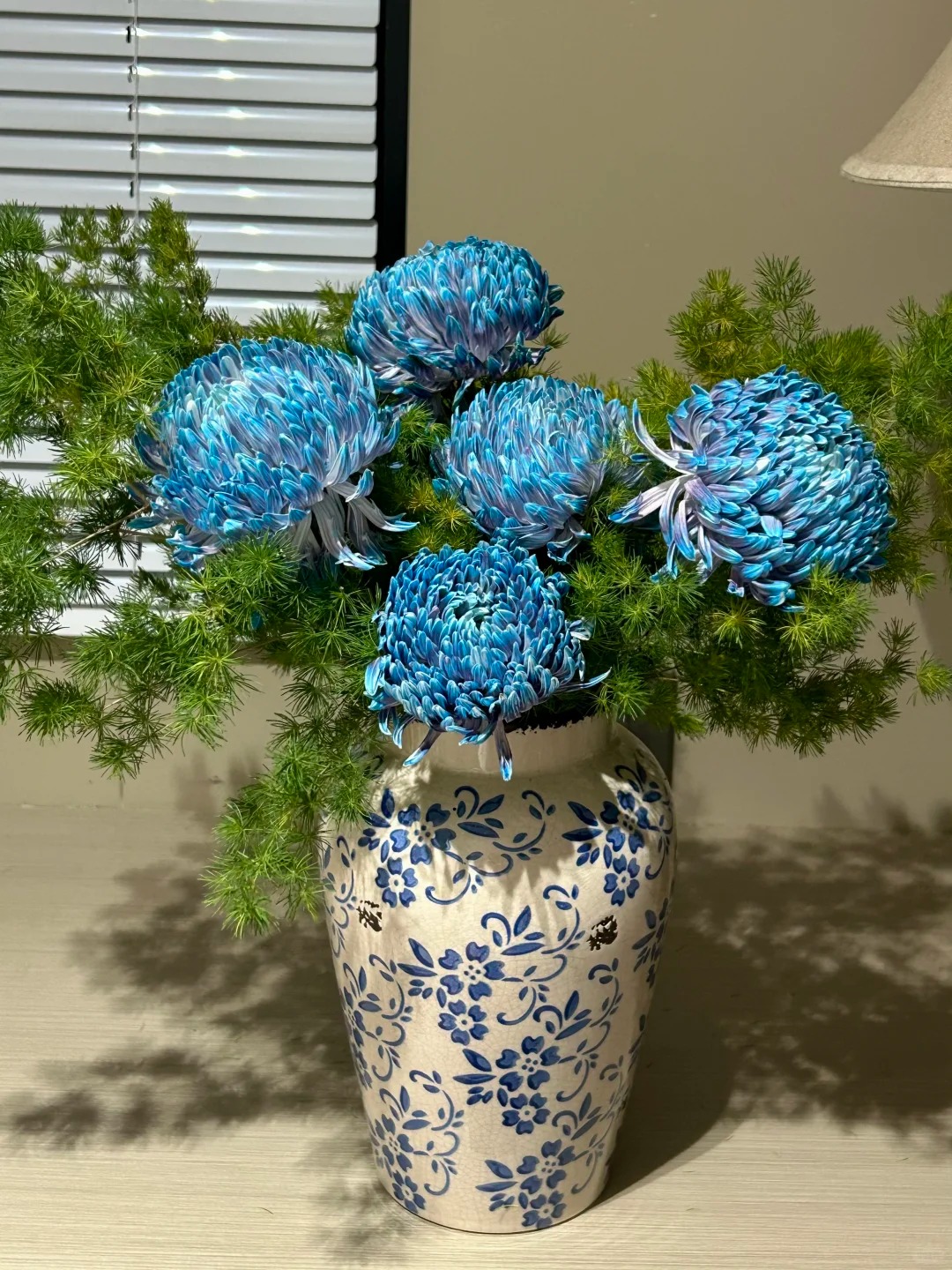 Chi hơn 300k mua cúc mẫu đơn khổng lồ cho phòng khách ngày Tết 2026 - Ảnh 16.