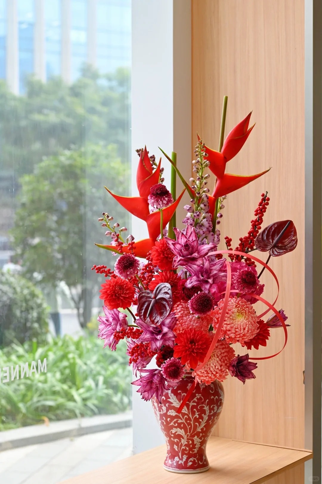 Chi hơn 300k mua cúc mẫu đơn khổng lồ cho phòng khách ngày Tết 2026 - Ảnh 7.