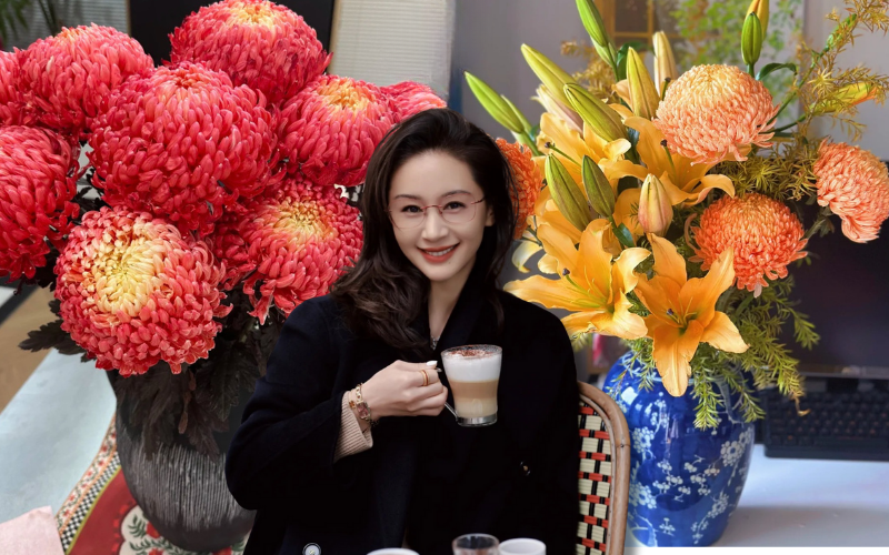 Chi hơn 300k mua cúc mẫu đơn khổng lồ cho phòng khách ngày Tết 2026 - Ảnh 1.