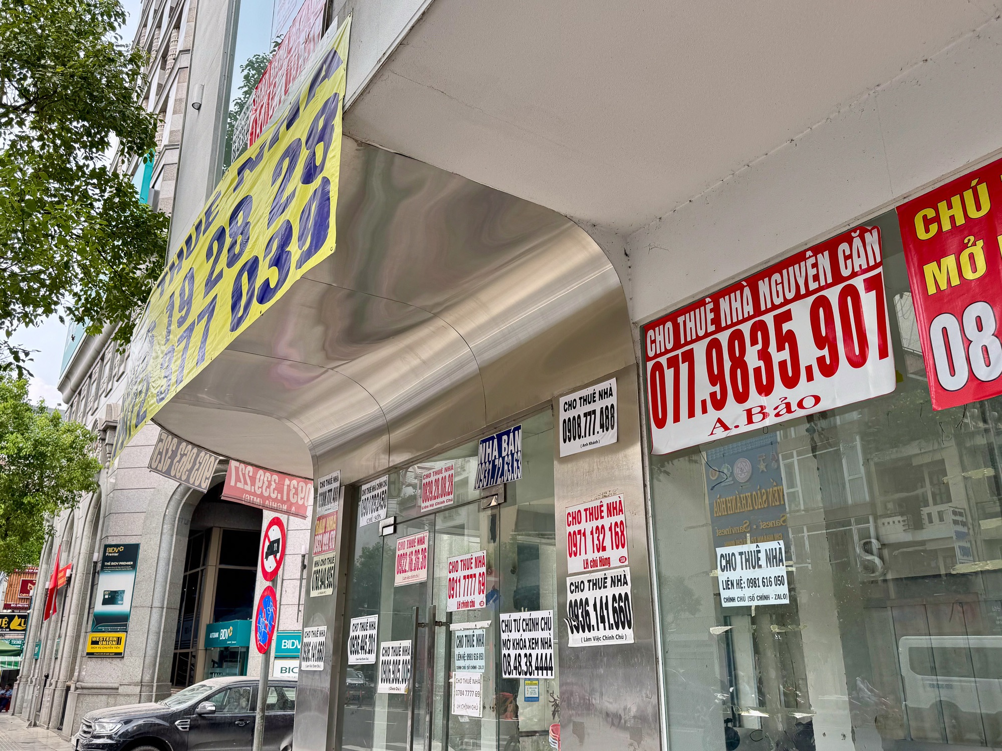 Cận Tết mặt bằng trung t&acirc;m &ldquo;c&agrave;i then đ&oacute;ng cửa&rdquo;, gi&aacute; thu&ecirc; giảm s&acirc;u- Ảnh 2.