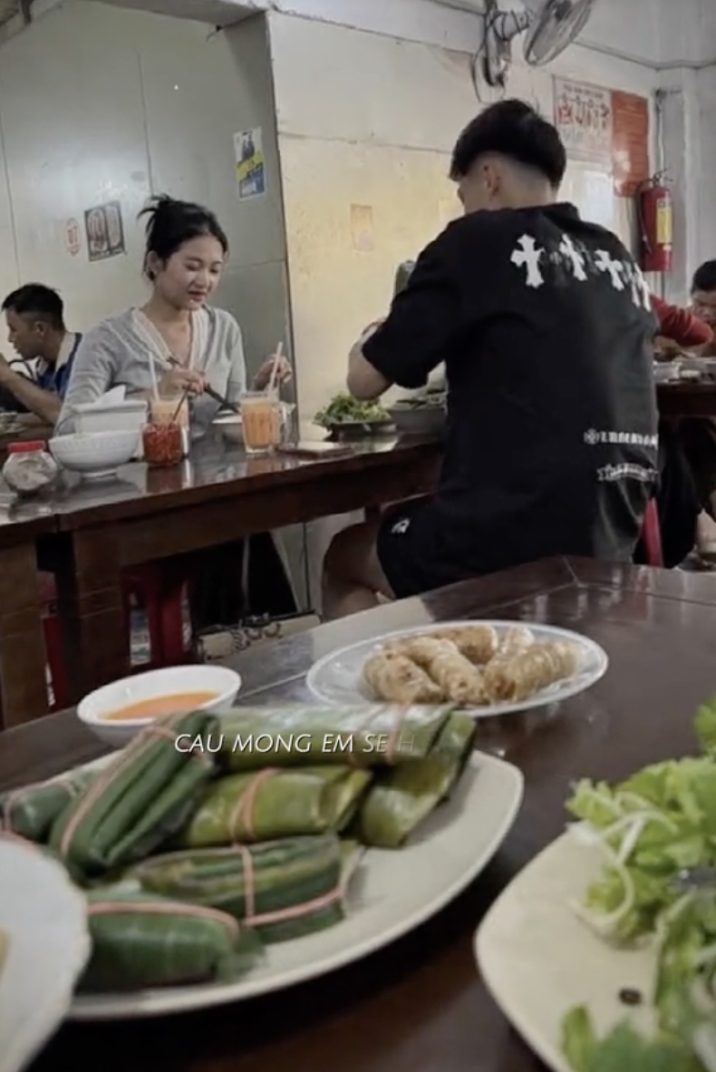 Thủ môn hotboy Trần Trung Kiên trượt tay đăng ảnh bạn gái rồi vội xoá, còn bị "tóm dính" khi cùng hotgirl đi ăn - Ảnh 3.