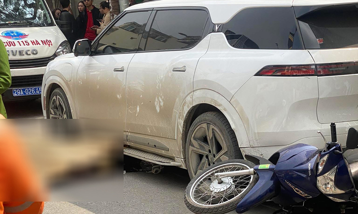 Tạm giữ tài xế ô tô lùi xe gây tai nạn nghiêm trọng Tại Hà Nội - Ảnh 1.