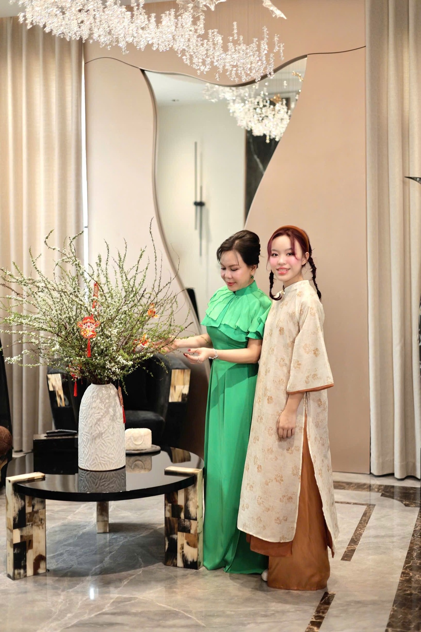 Nữ nghệ sĩ phải "cầu cứu" công an: Ở biệt thự 300 tỷ, tài sản siêu khủng, hôn nhân viên mãn bên chồng 2 - Ảnh 5.