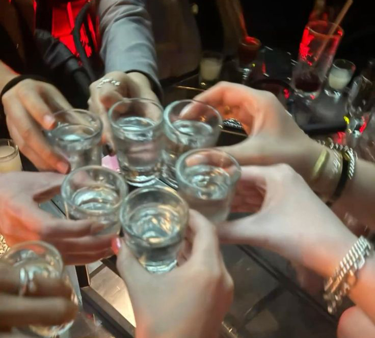 Nam shipper 28 tuổi tử vong 10 ngày sau cơn đau lưng, bác sĩ vạch trần thủ phạm trong... tiệc liên hoan cuối năm - Ảnh 1. Nam shipper 28 tuổi tử vong 10 ngày sau cơn đau lưng, bác sĩ vạch trần thủ phạm trong... tiệc liên hoan cuối năm - Ảnh 1.