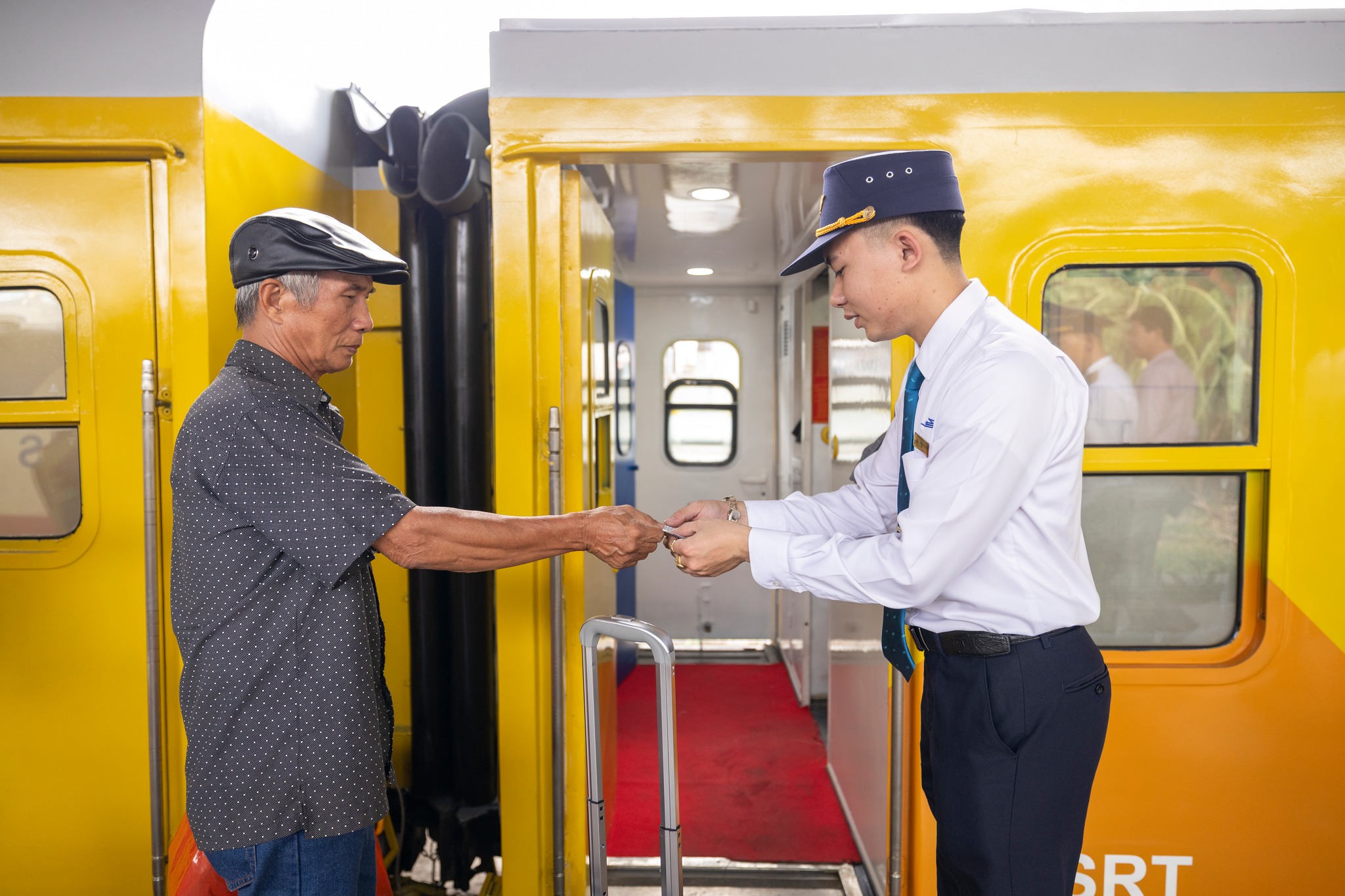 Chuyến tàu mới nhất của đường sắt Việt Nam: Mới chạy được 1 ngày, không gian trên tàu gây chú ý - Ảnh 6.