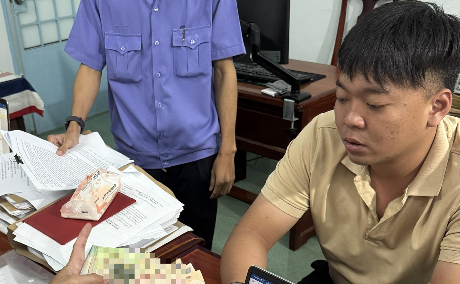 Thư ký tòa án An Giang bị bắt vì vòi tiền con của bị cáo - Ảnh 1.