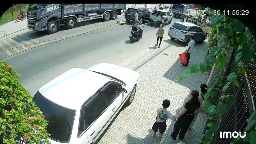 CLIP: Tài xế bị đánh gục trên đường sau va chạm giao thông - Ảnh 1.