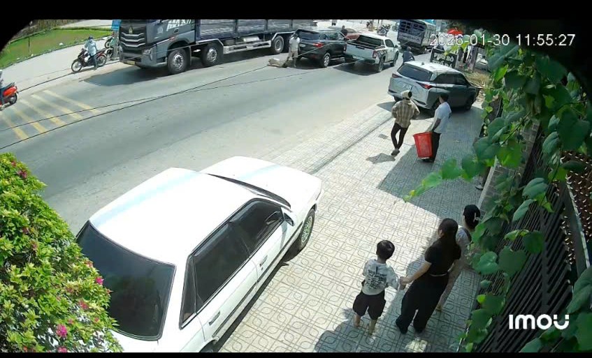 CLIP: Tài xế bị đánh gục trên đường sau va chạm giao thông - Ảnh 2.