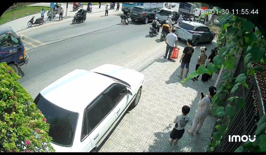 CLIP: Tài xế bị đánh gục trên đường sau va chạm giao thông - Ảnh 3.