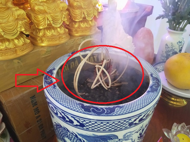 Bát hương có dấu hiệu lạ: Có phải điềm gì? Chuyên gia hướng dẫn cách hóa giải đơn giản, ai cũng làm được - Ảnh 3.