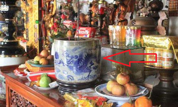 Bát hương có dấu hiệu lạ: Có phải điềm gì? Chuyên gia hướng dẫn cách hóa giải đơn giản, ai cũng làm được - Ảnh 2.