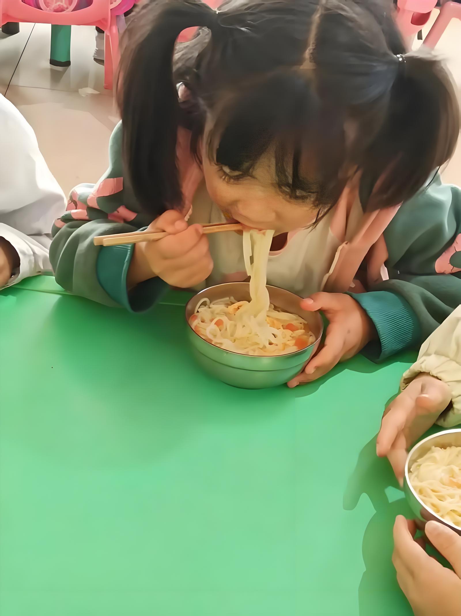 Con g&aacute;i 4 tuổi đi học mầm non chưa đầy 2 th&aacute;ng đ&atilde; sụt 2kg, mẹ bức x&uacute;c t&igrave;m gi&aacute;o vi&ecirc;n rồi xấu hổ khi biết sự thật- Ảnh 1.