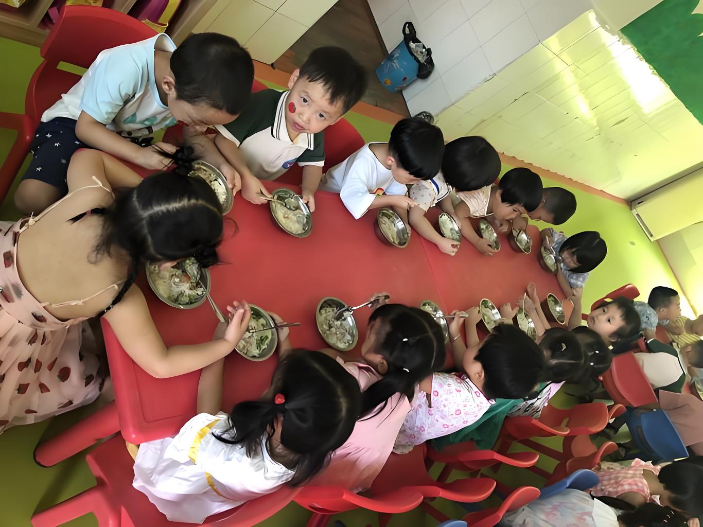 Con g&aacute;i 4 tuổi đi học mầm non chưa đầy 2 th&aacute;ng đ&atilde; sụt 2kg, mẹ bức x&uacute;c t&igrave;m gi&aacute;o vi&ecirc;n rồi xấu hổ khi biết sự thật- Ảnh 2.