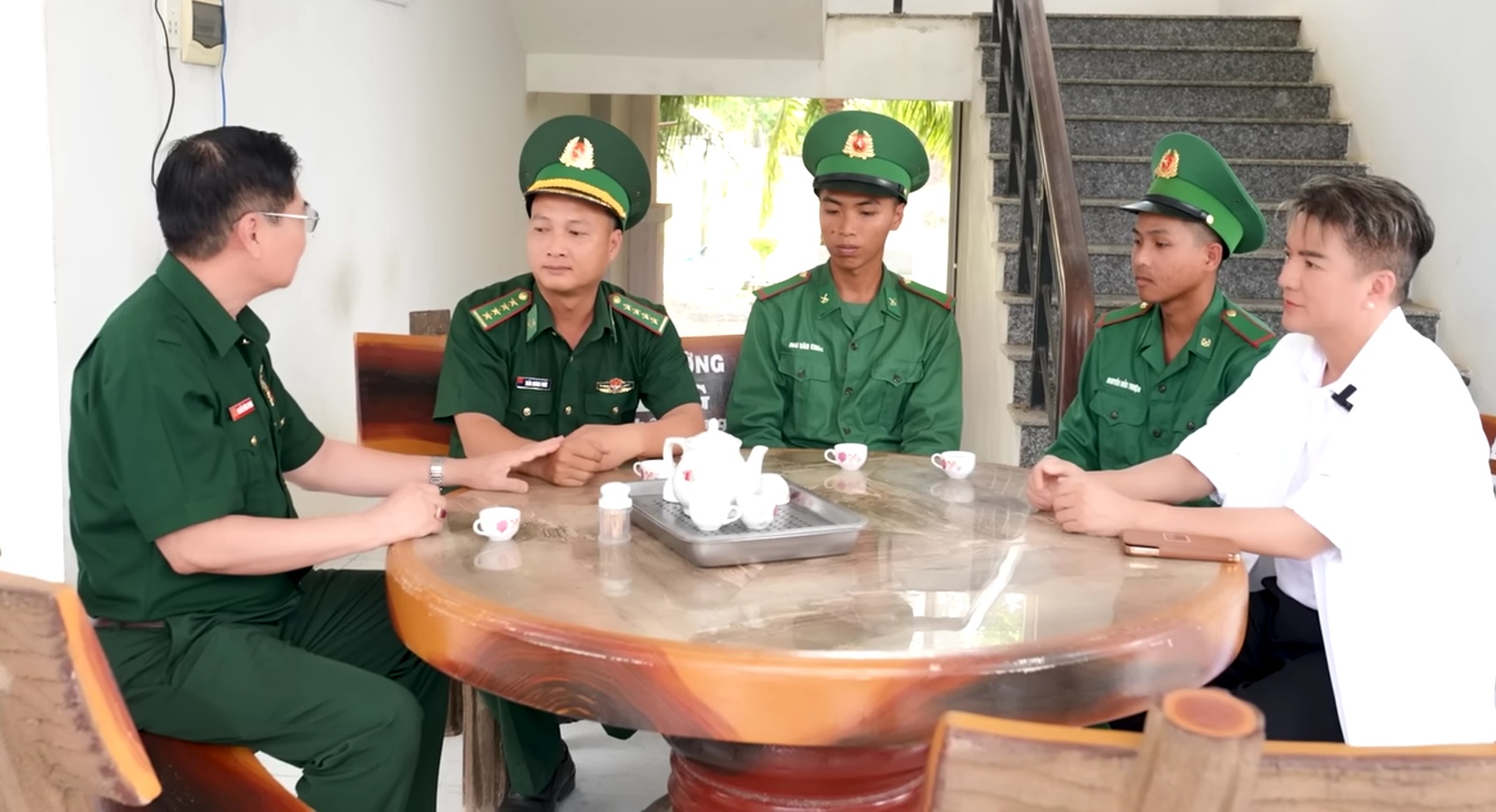 Đàm Vĩnh Hưng tới Đồn biên phòng sát biên giới Campuchia, xúc động nói 1 điều- Ảnh 1.