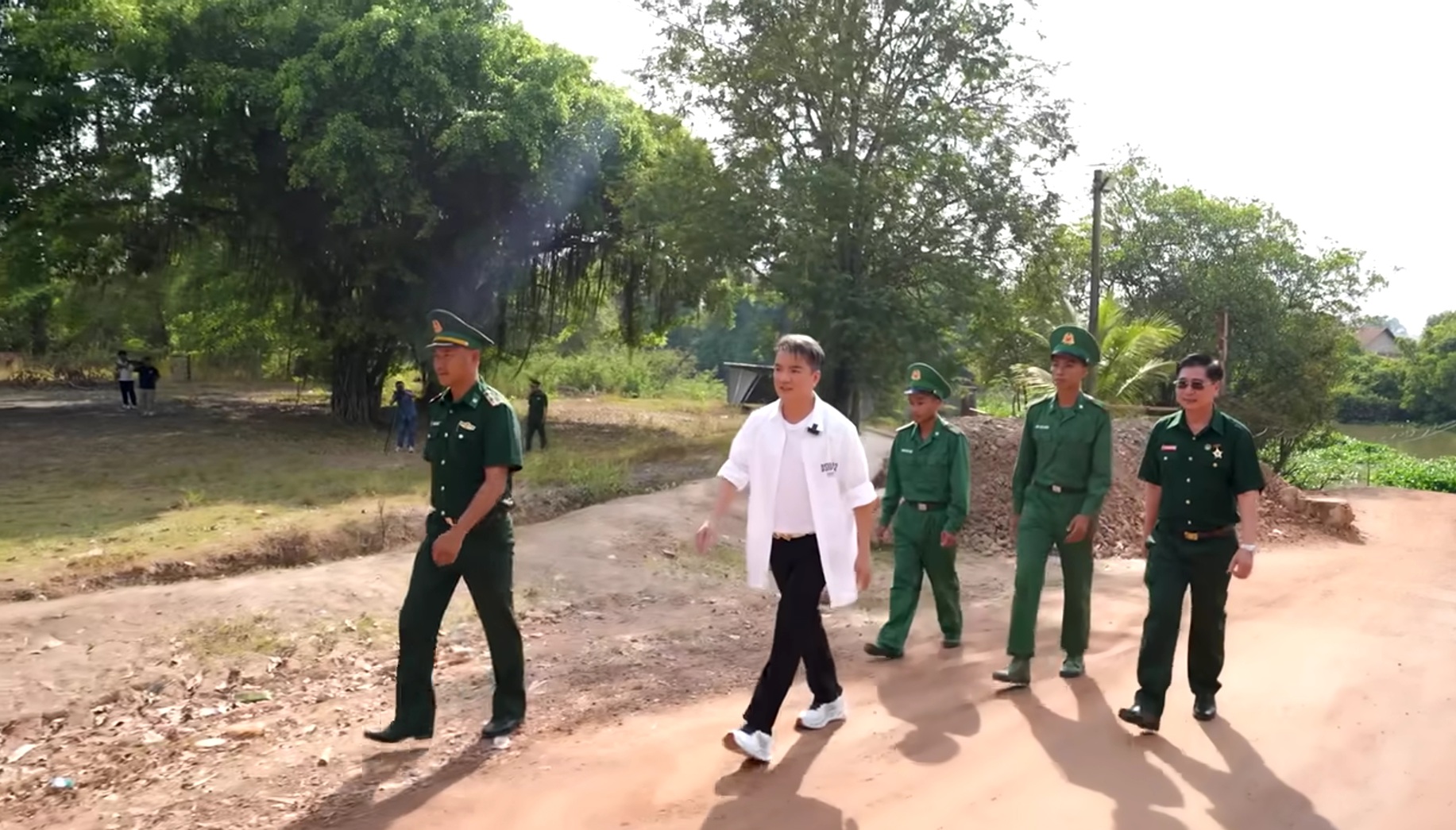 Đàm Vĩnh Hưng tới Đồn biên phòng sát biên giới Campuchia, xúc động nói 1 điều- Ảnh 2.