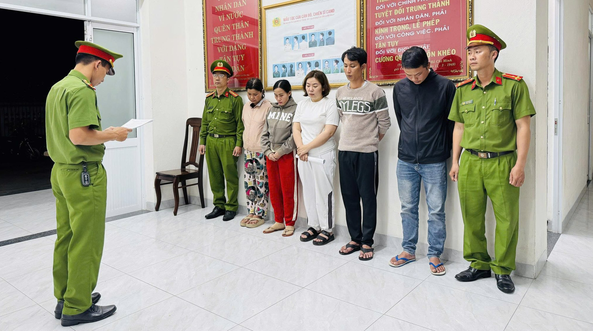 8 tổ công tác đồng loạt khám xét, bắt Nguyễn Thị Mỹ Ca cùng nhiều người khác - Ảnh 1.