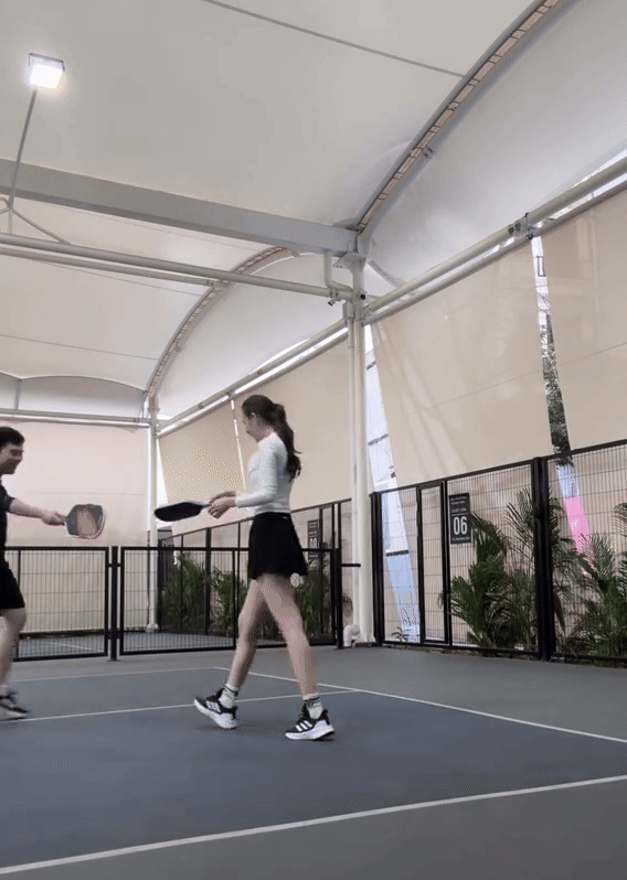 “Tóm dính” Hương Liên và chồng trên sân pickleball, dâu cựu Chủ tịch Tập đoàn sống thế này sao?- Ảnh 2.