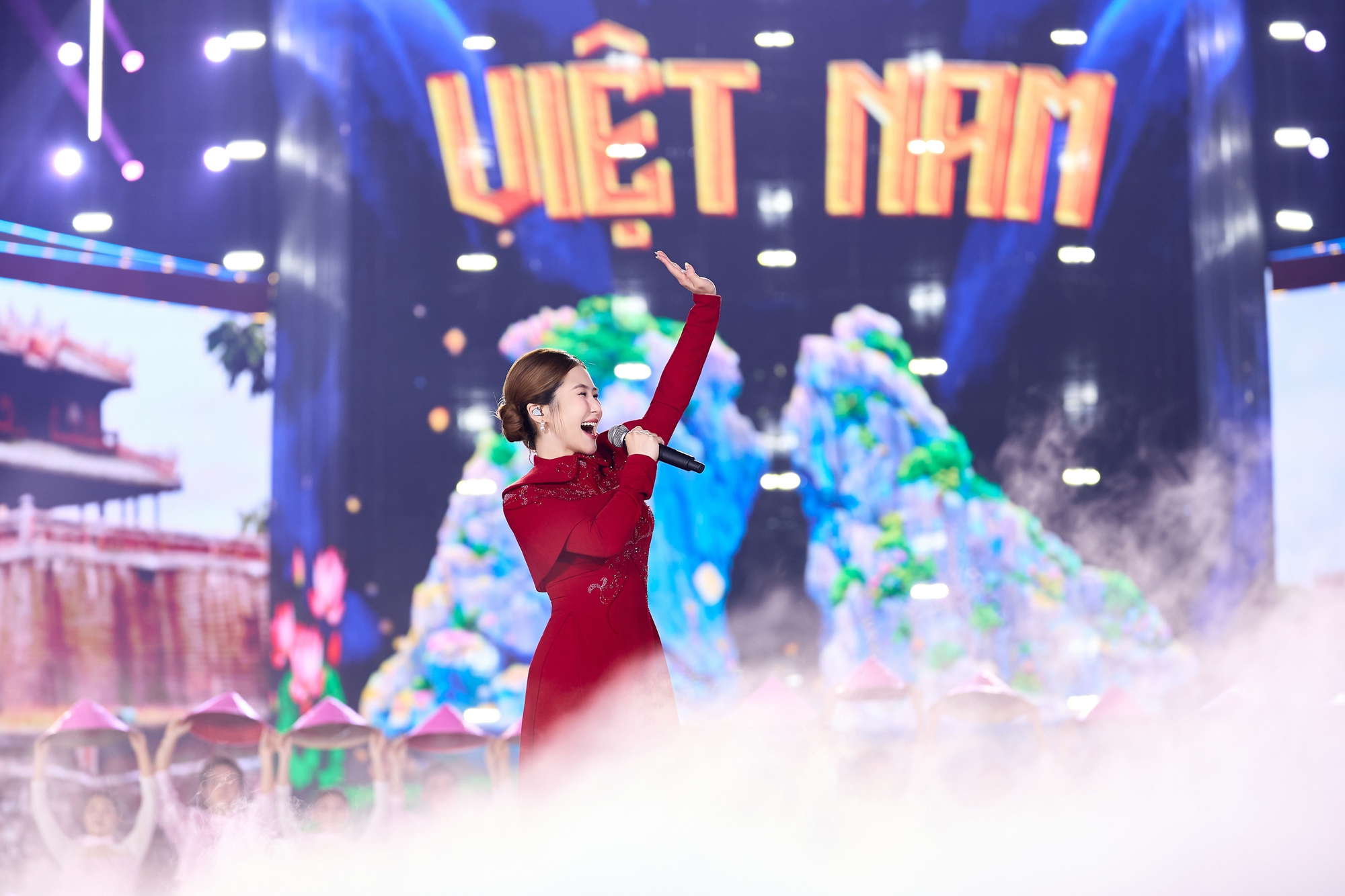 Hương Tràm tự hào khi trình diễn "Việt Nam tinh hoa"- Ảnh 3.