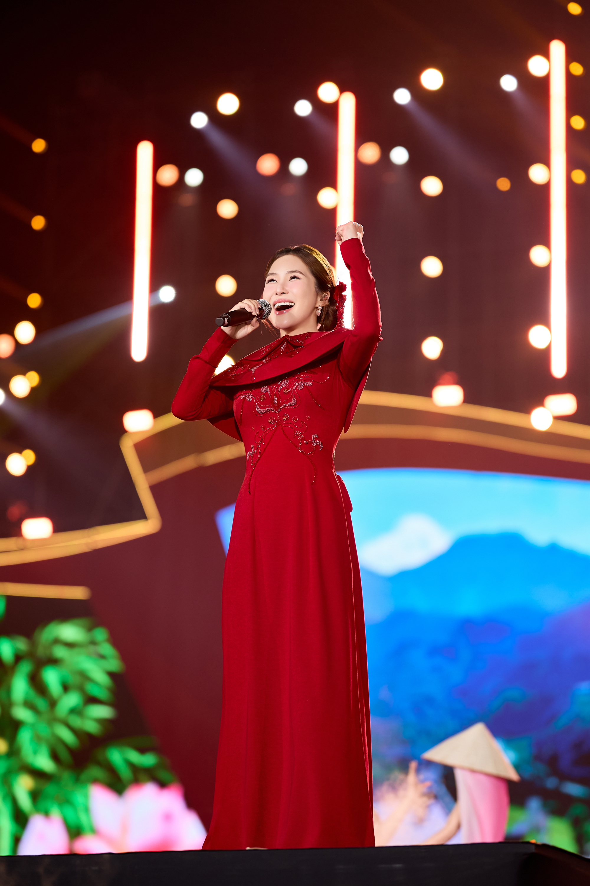 Hương Tràm tự hào khi trình diễn "Việt Nam tinh hoa"- Ảnh 6.