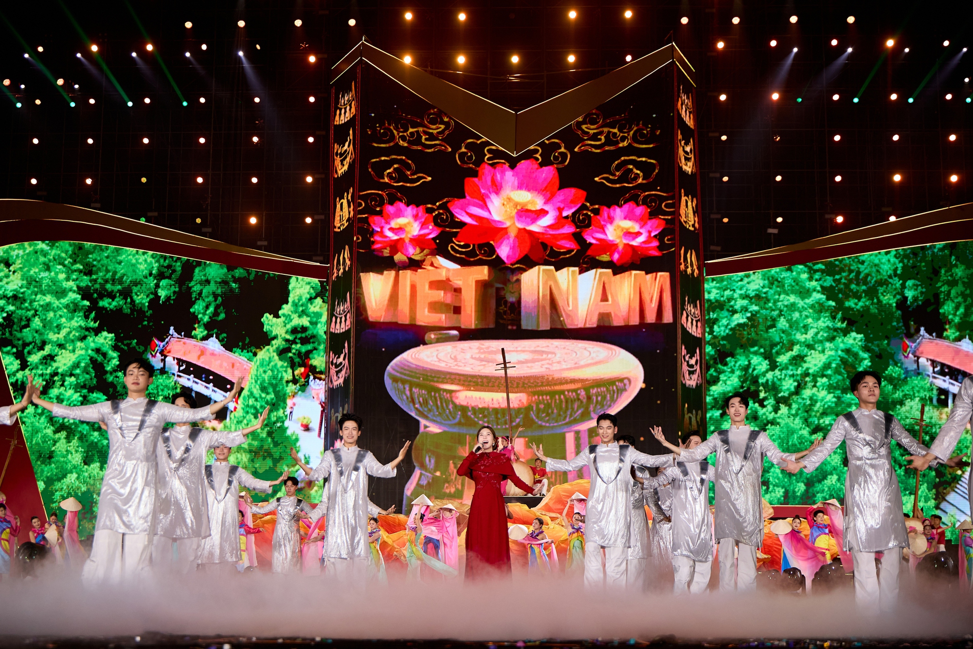 Hương Tràm tự hào khi trình diễn "Việt Nam tinh hoa"- Ảnh 4.