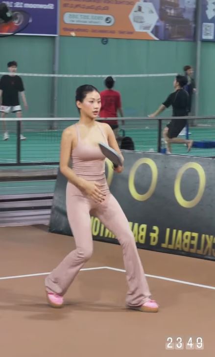 Sau Hiền Hồ lại đến Louis Phạm chơi pickleball lúc 12h đêm, sắc vóng nóng bỏng chiếm trọn "spotlight" - Ảnh 2. Sau Hiền Hồ lại đến Louis Phạm chơi pickleball lúc 12h đêm, sắc vóng nóng bỏng chiếm trọn "spotlight" - Ảnh 2.