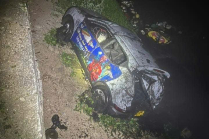 Ô tô con lao xuống sông Nhuệ tại Hà Nội , tài xế may mắn thoát nạn - Ảnh 1.