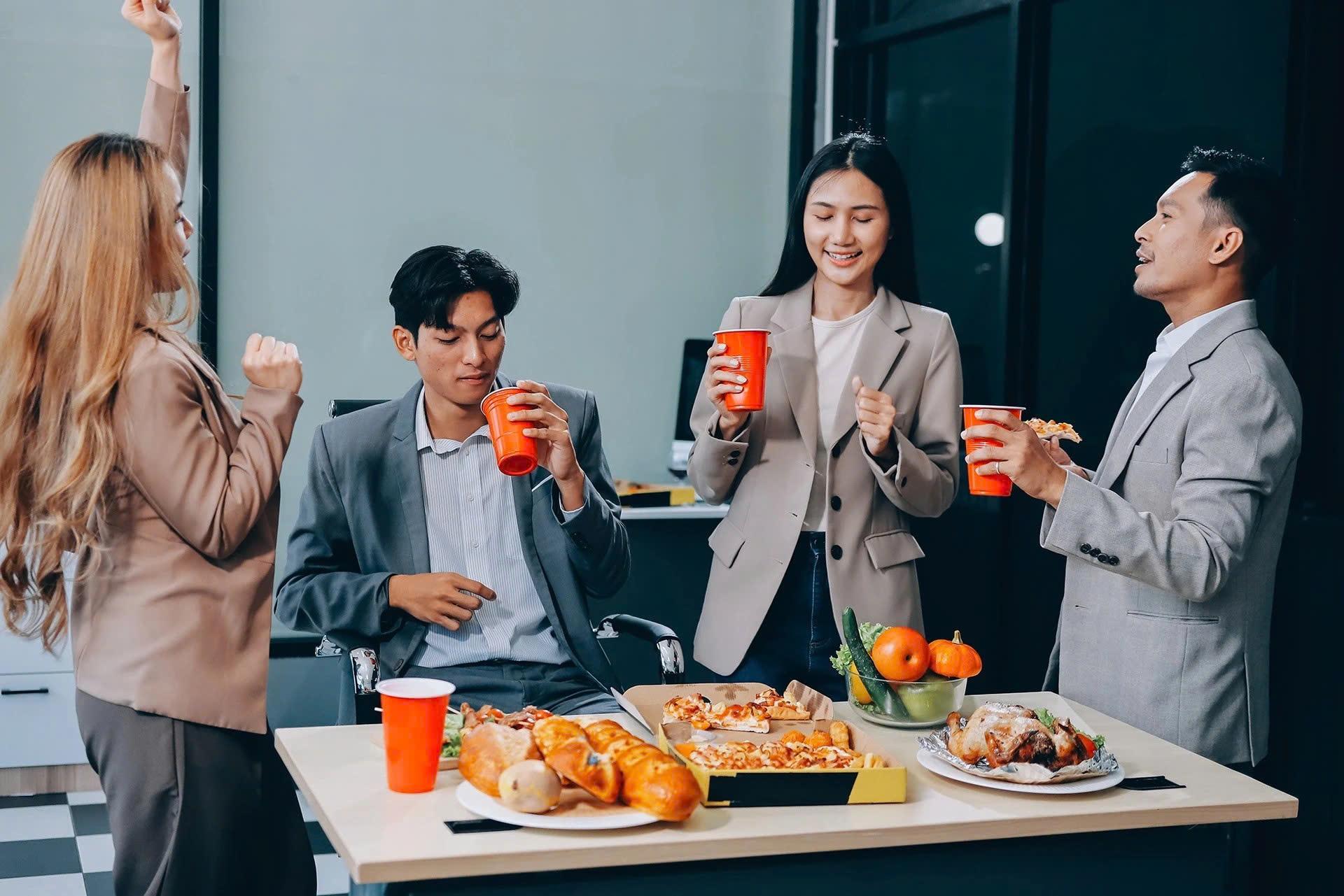 Hội công sở và trăm sắc thái đón Tết chốn văn phòng - Ảnh 1.