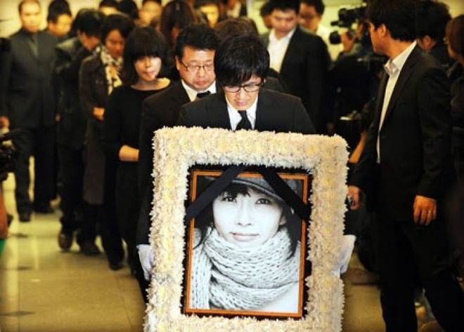 Phát sợ với cơ thể gầy trơ xương, héo mòn của con gái 