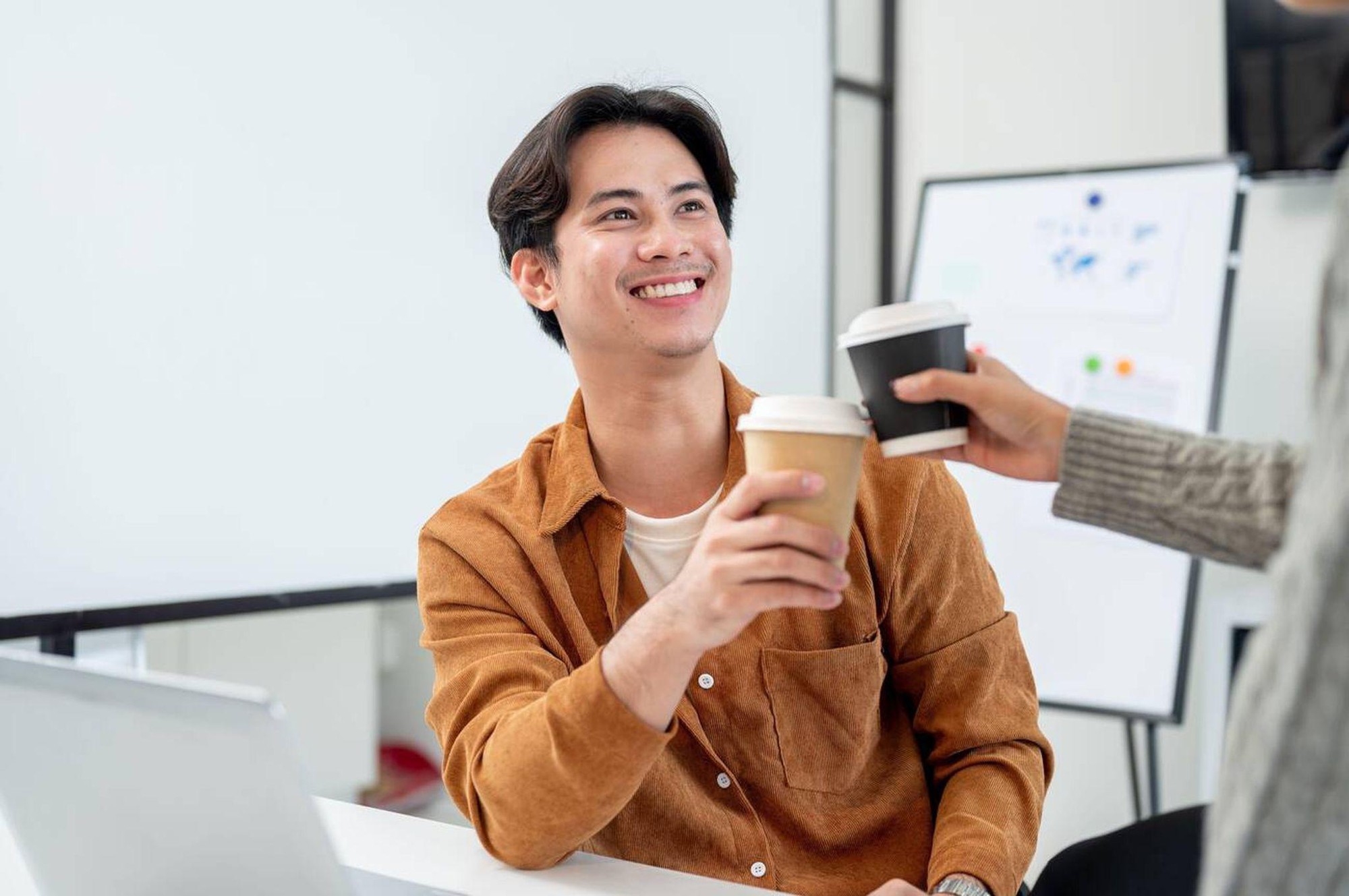 Hội công sở và trăm sắc thái đón Tết chốn văn phòng - Ảnh 3.